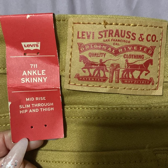 Women Levi’s mustard color cargo skinny stretchy jeans - Picture 6 of 8